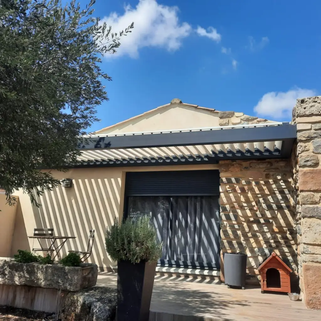 Pergola moderne sur une maison traditionnelle